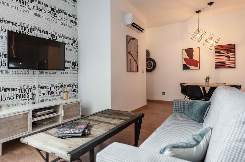 TV and multimedia, Living room, Seating area, Evening entertainment
