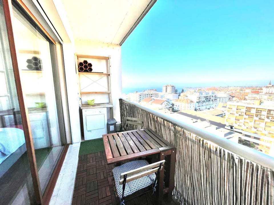 View (from property/room), Balcony/Terrace, City view