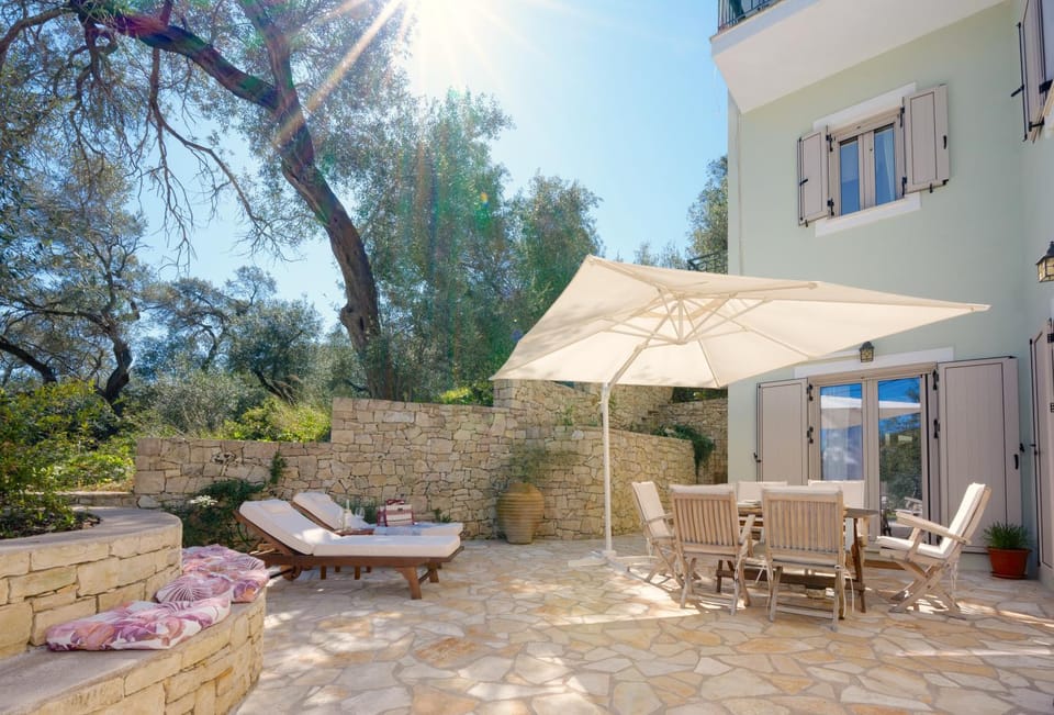 Property building, Patio, Garden, Balcony/Terrace, Seating area, Dining area, sunbed