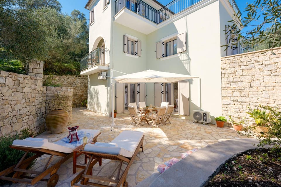 Property building, Patio, View (from property/room), Balcony/Terrace, Dining area, Garden view