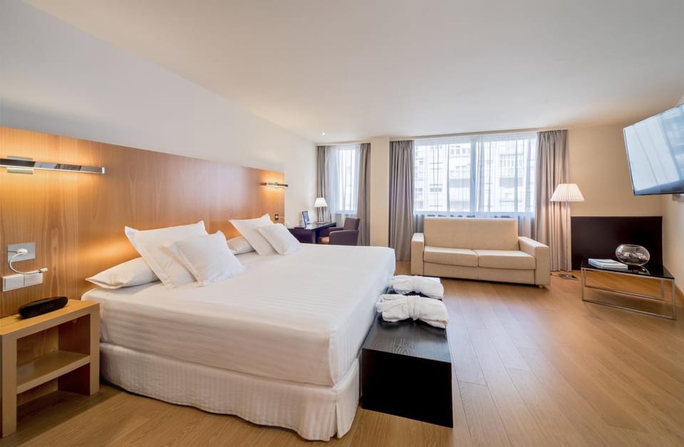 Bed, TV and multimedia, Photo of the whole room
