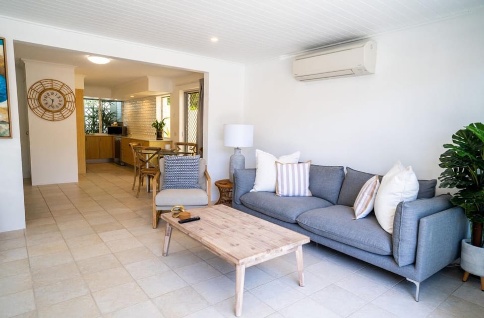 The Oasis has a private courtyard and ideal location to walk Apartment in Noosa Heads