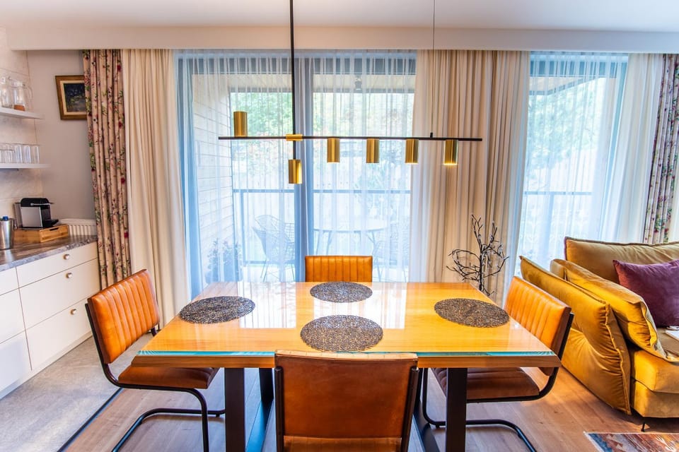 Kitchen or kitchenette, Living room, Seating area, Dining area