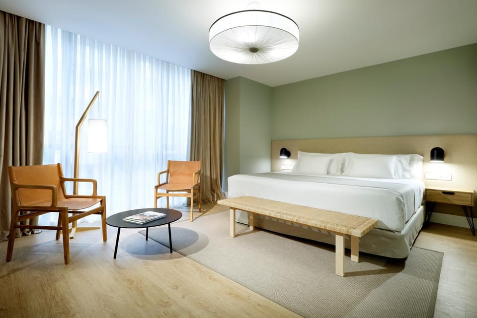 Photo of the whole room, Bedroom