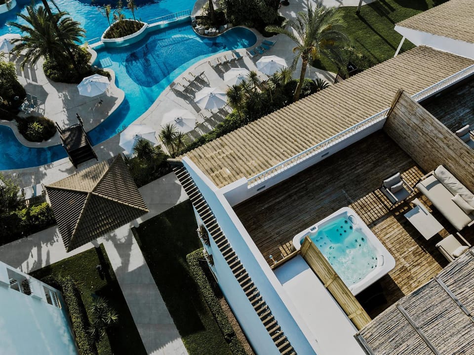 Property building, Day, View (from property/room), Balcony/Terrace, Pool view, Swimming pool, sunbed
