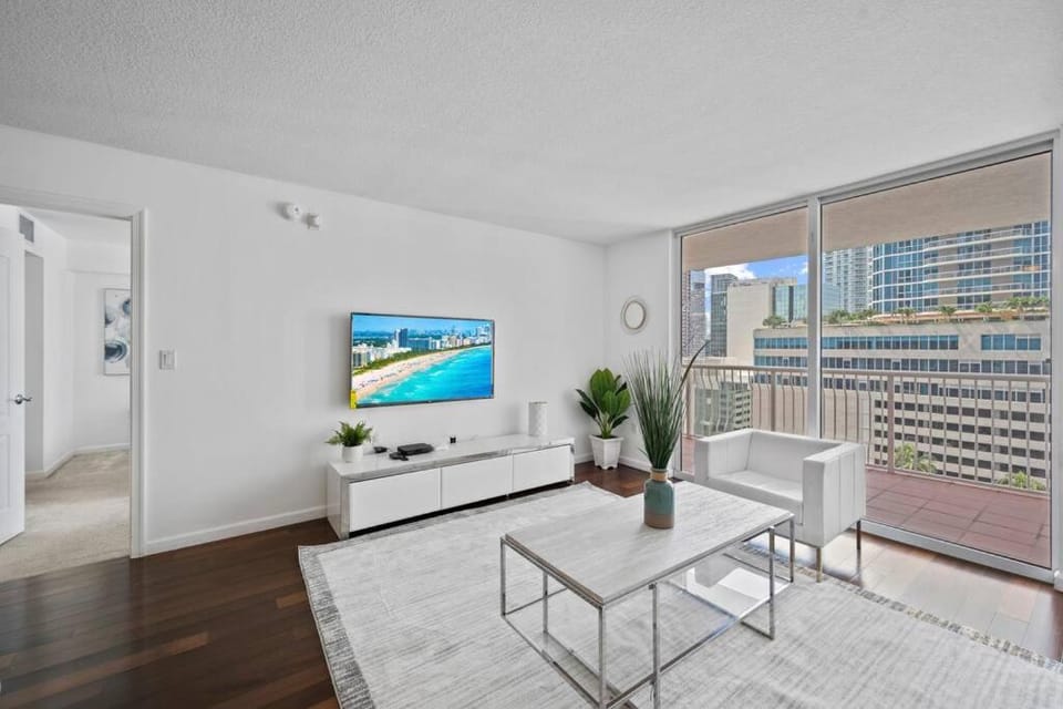 Superb unit, centrally located with parking Apartment in Brickell