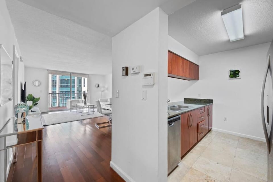 Superb unit, centrally located with parking Apartment in Brickell