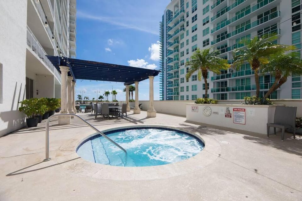 Superb unit, centrally located with parking Apartment in Brickell