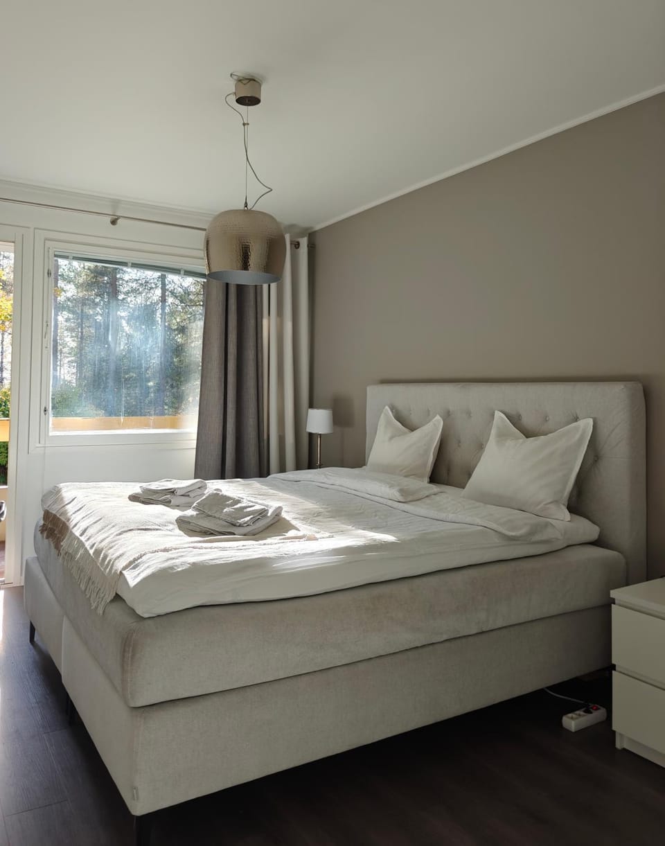 Bed, Bedroom, towels