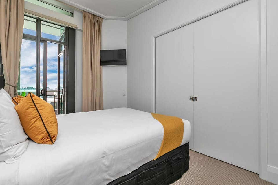 Bed, TV and multimedia, Bedroom