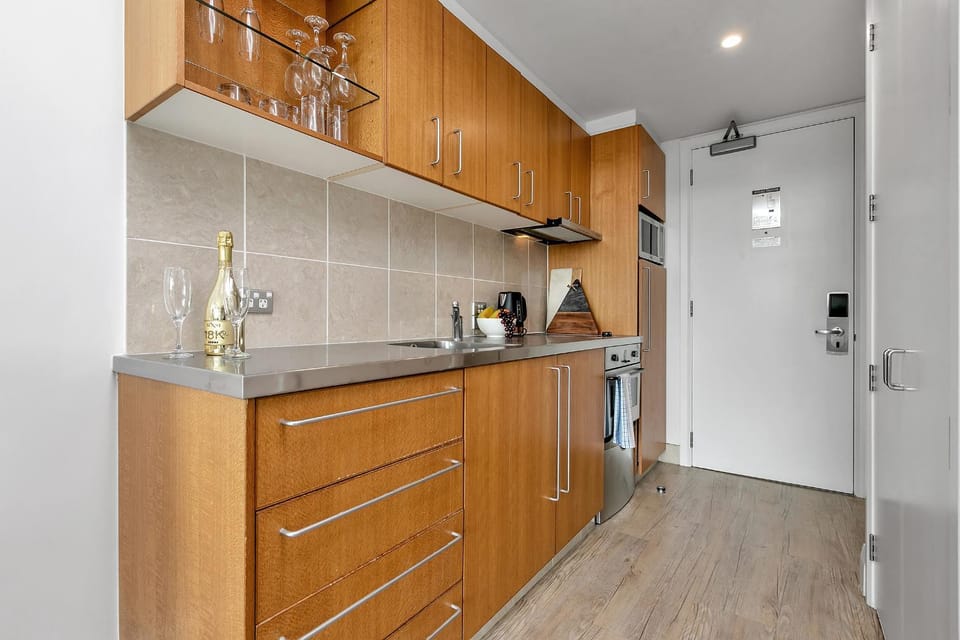 Kitchen or kitchenette, dishwasher, stove