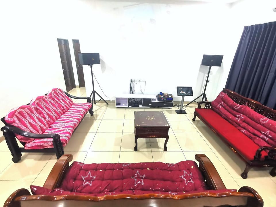 Batu Pahat Karaoke LawnView TvBox BBQ Villa Villa in Johor