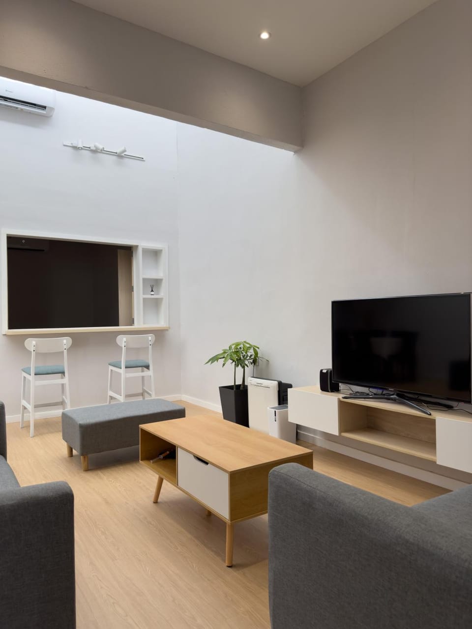 Seating area, air conditioner