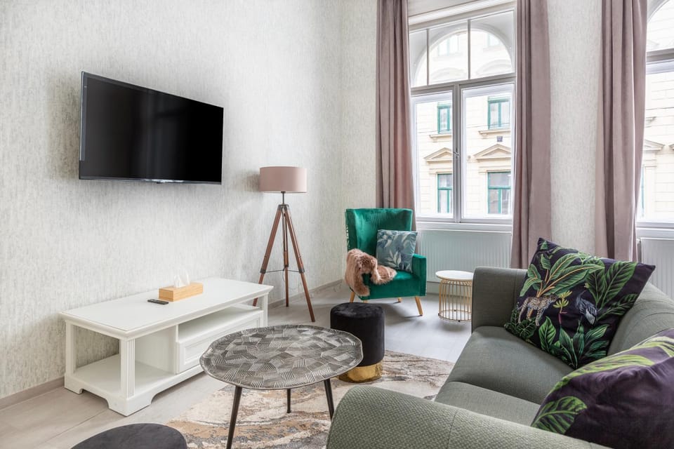 Communal lounge/ TV room, TV and multimedia, Living room, Seating area, Evening entertainment