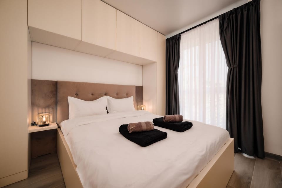 Bed, Bedroom, towels