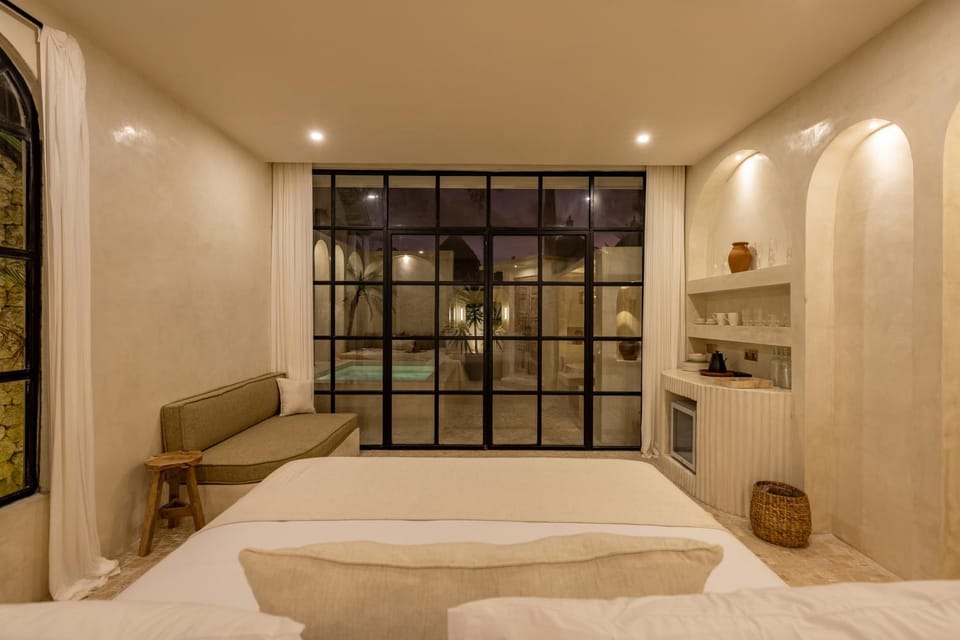 Bed, Living room, Photo of the whole room, Seating area, Bedroom