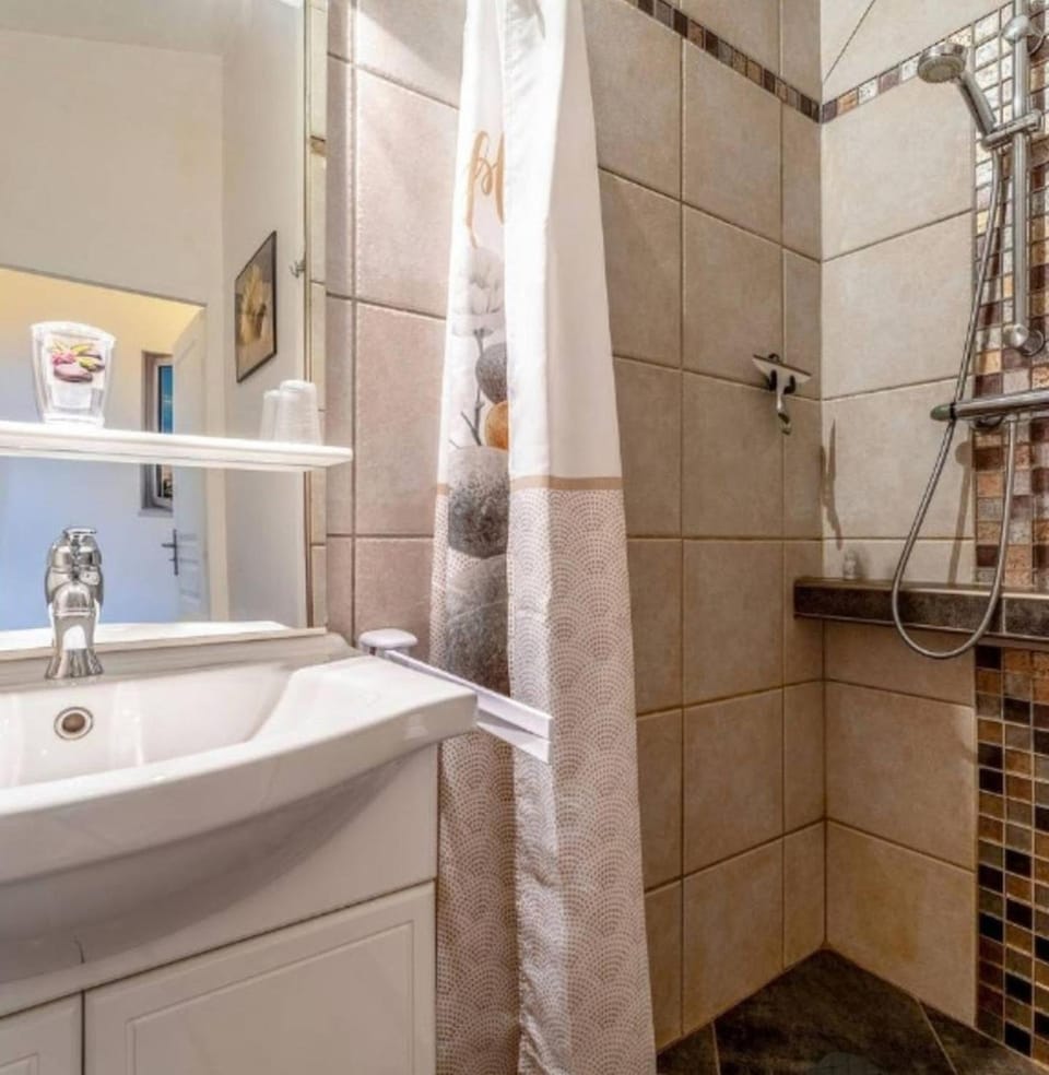 Shower, Bathroom, towels