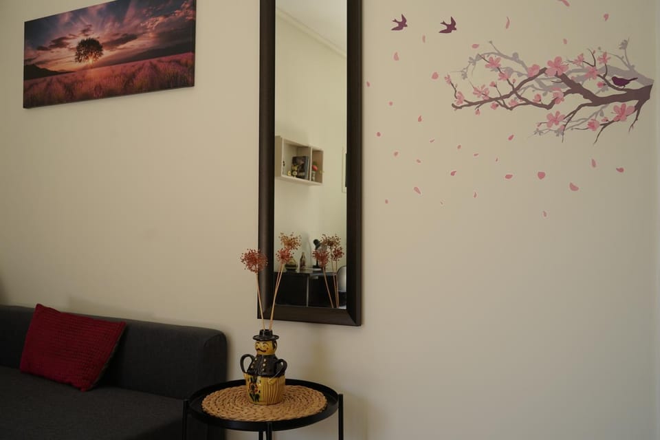 Seating area, Area and facilities