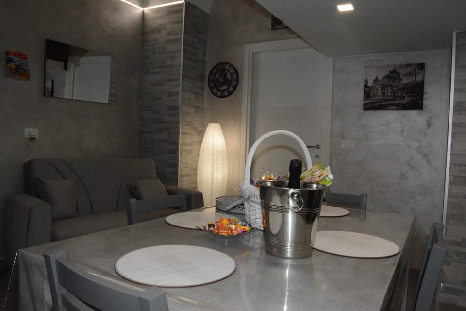 Living room, Food and drinks, Dining area