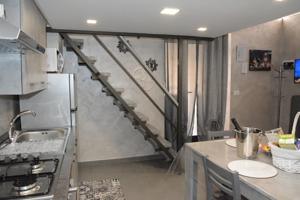 Kitchen or kitchenette, Food and drinks, Dining area, Food, microwave, stove