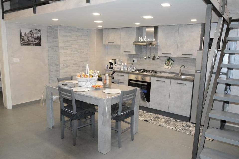 Kitchen or kitchenette, Dining area, oven, stove