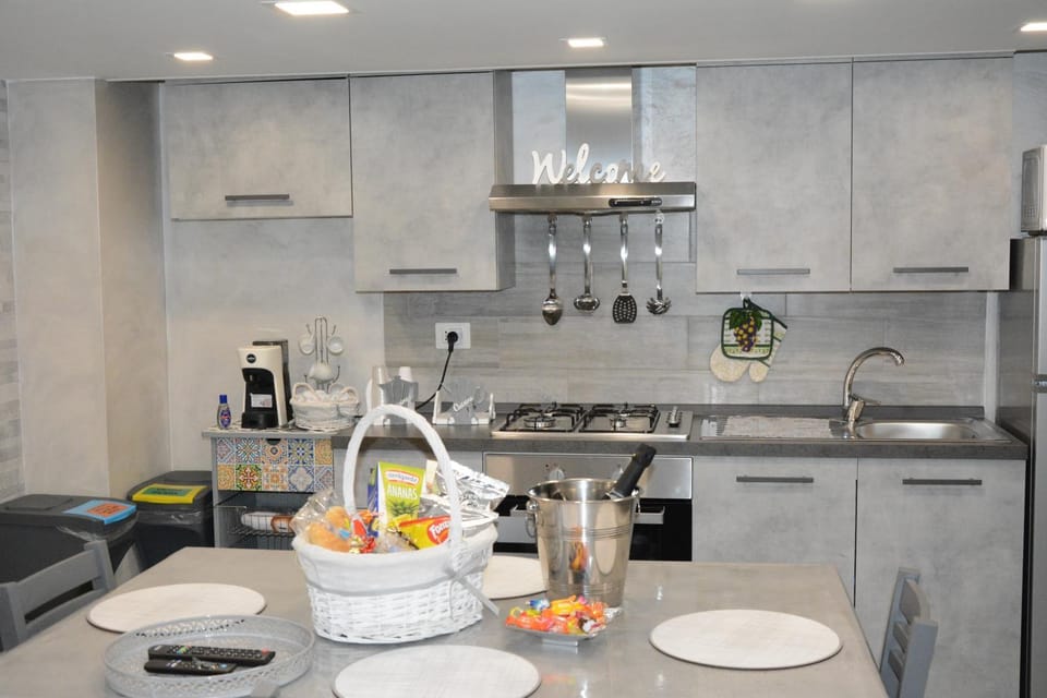 Coffee/tea facilities, Kitchen or kitchenette, Food and drinks, Food, stove