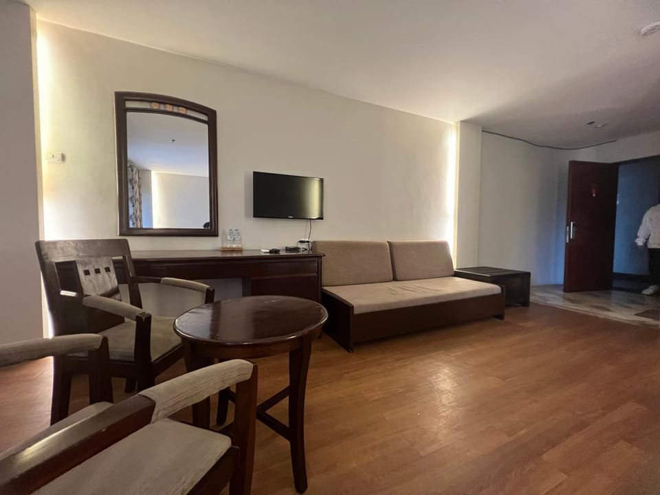 Bed, Photo of the whole room, Seating area, Bedroom