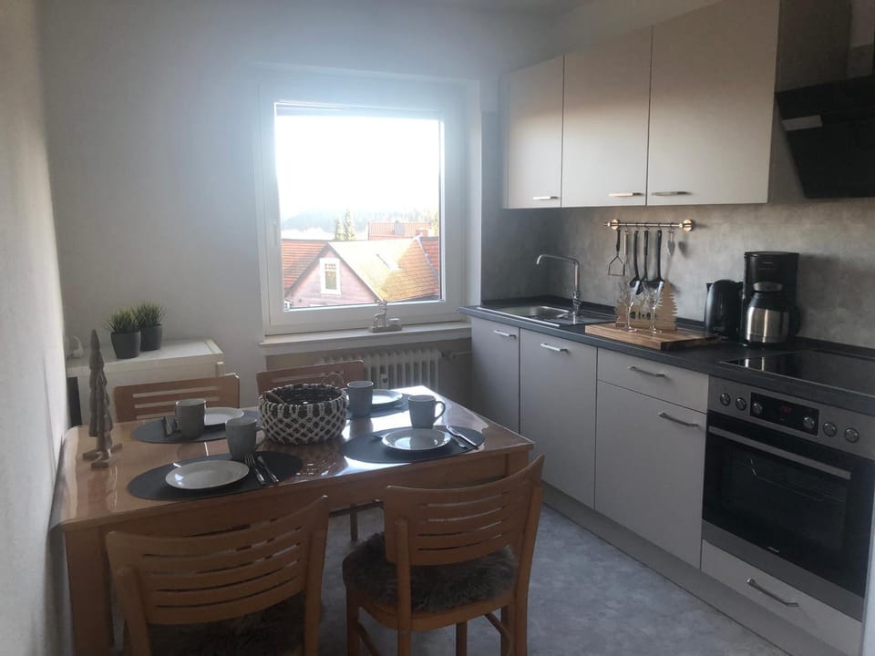 Kitchen or kitchenette, Dining area