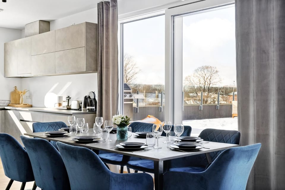 Kitchen or kitchenette, Seating area, Dining area