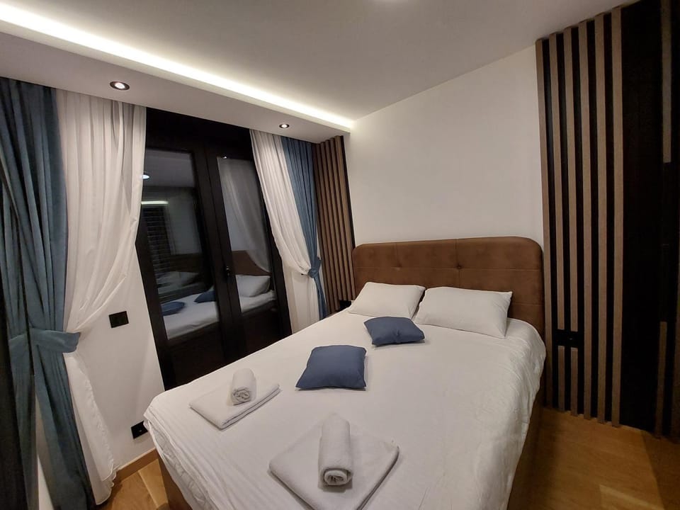 Bedroom, towels