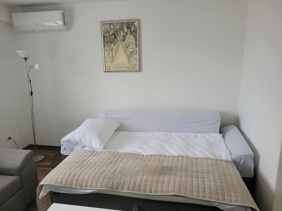 Bed, air conditioner