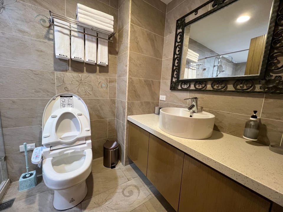 Shower, Toilet, Bathroom, bidet, towels