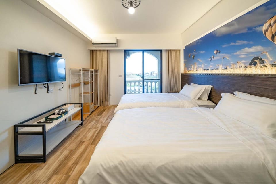 Bed, TV and multimedia, Photo of the whole room, Bedroom