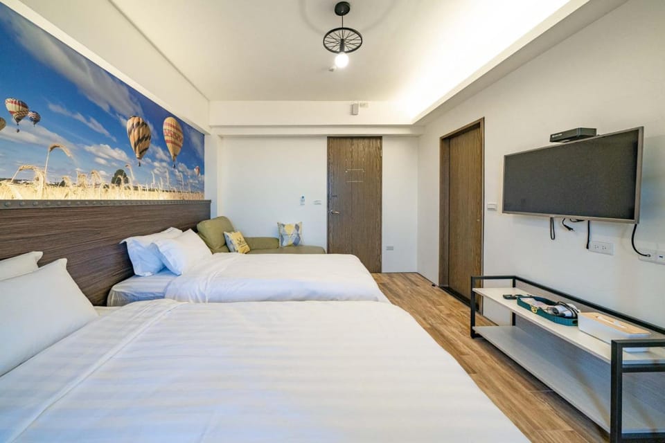 Bed, TV and multimedia, Photo of the whole room, Bedroom