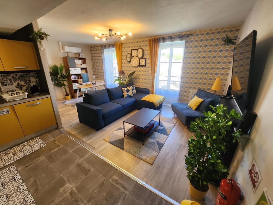 Kitchen or kitchenette, Seating area, Dining area