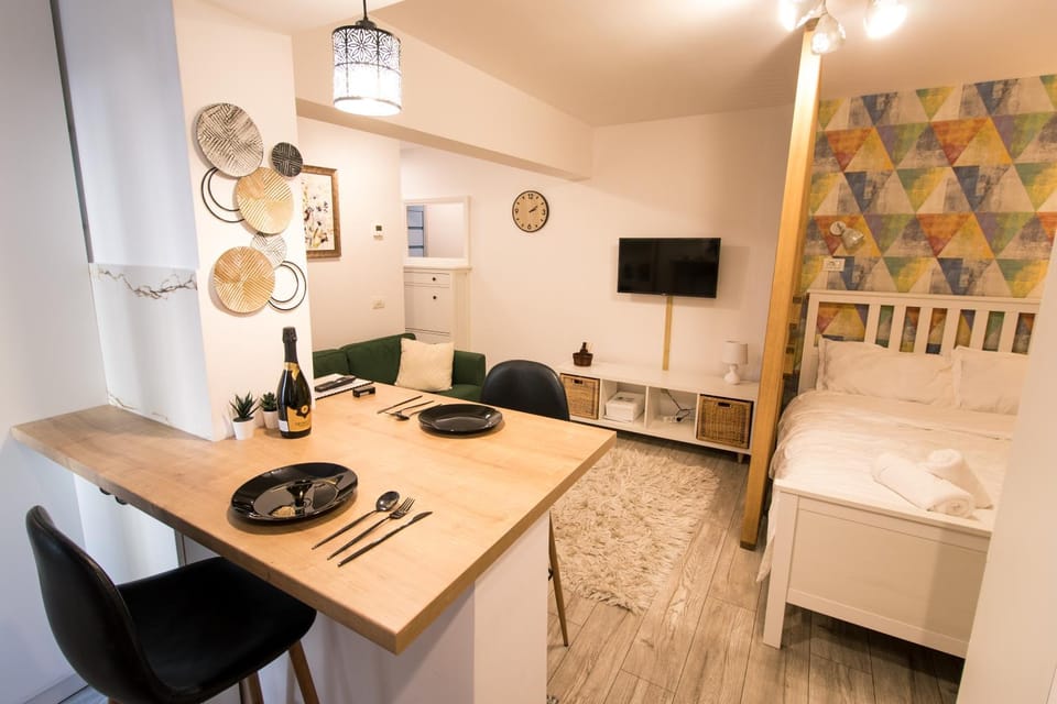 Bed, TV and multimedia, Bedroom