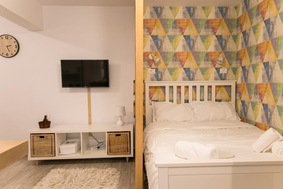 Bed, TV and multimedia, Bedroom