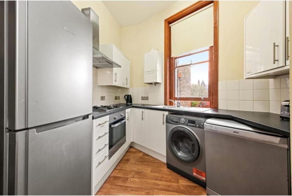 Kitchen or kitchenette, minibar, oven, stove, washing machine, dryer