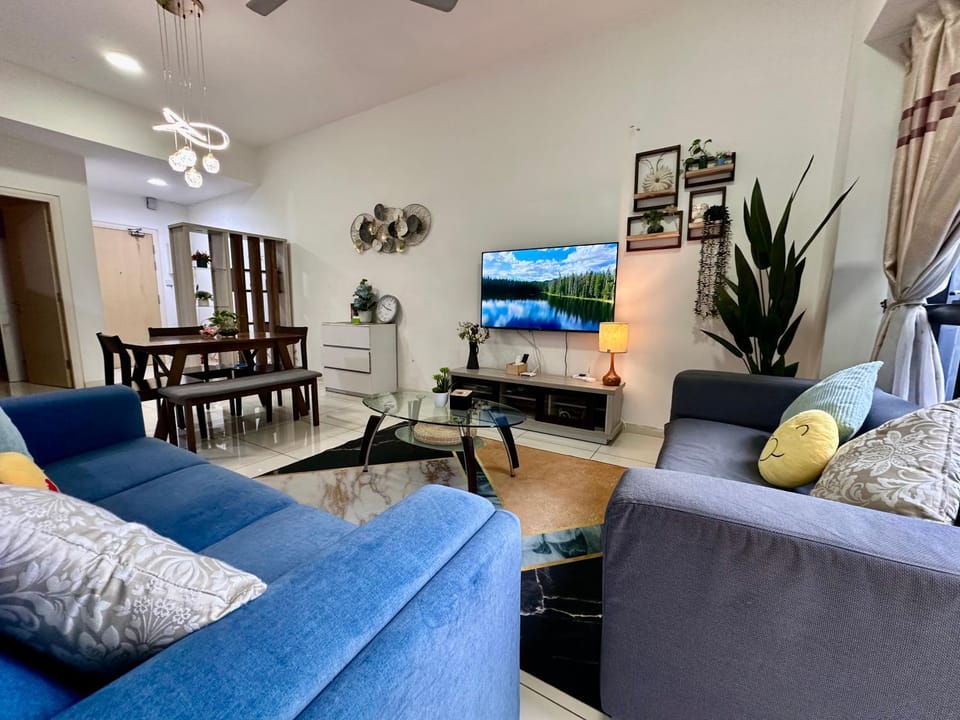 Communal lounge/ TV room, TV and multimedia, Living room, Seating area, Dining area, Evening entertainment