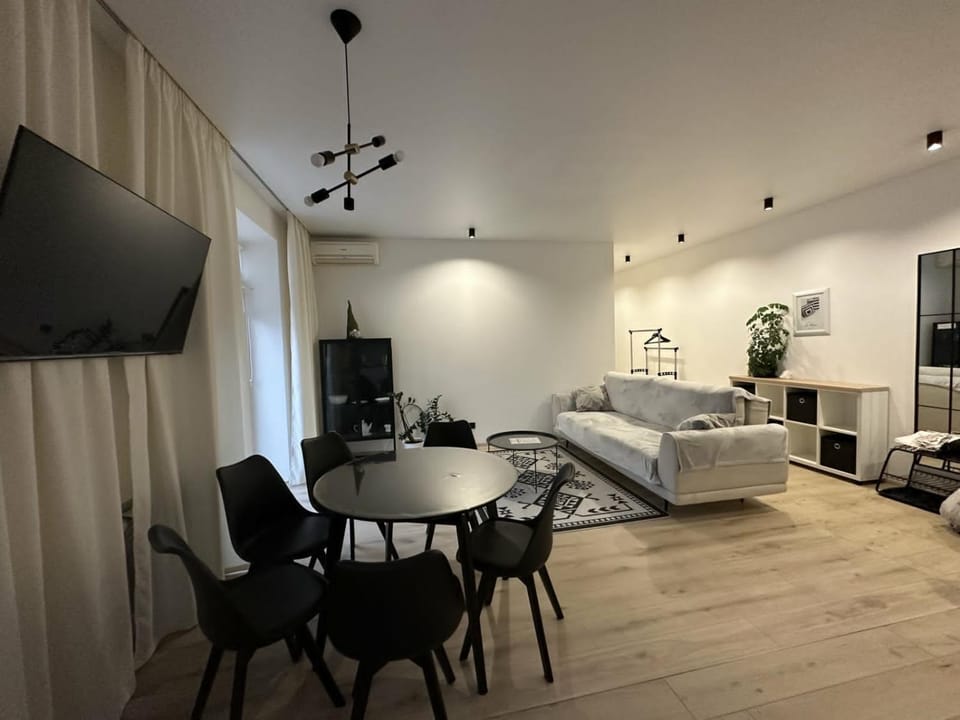 Communal lounge/ TV room, TV and multimedia, Balcony/Terrace, Seating area, Dining area, Bedroom, air conditioner
