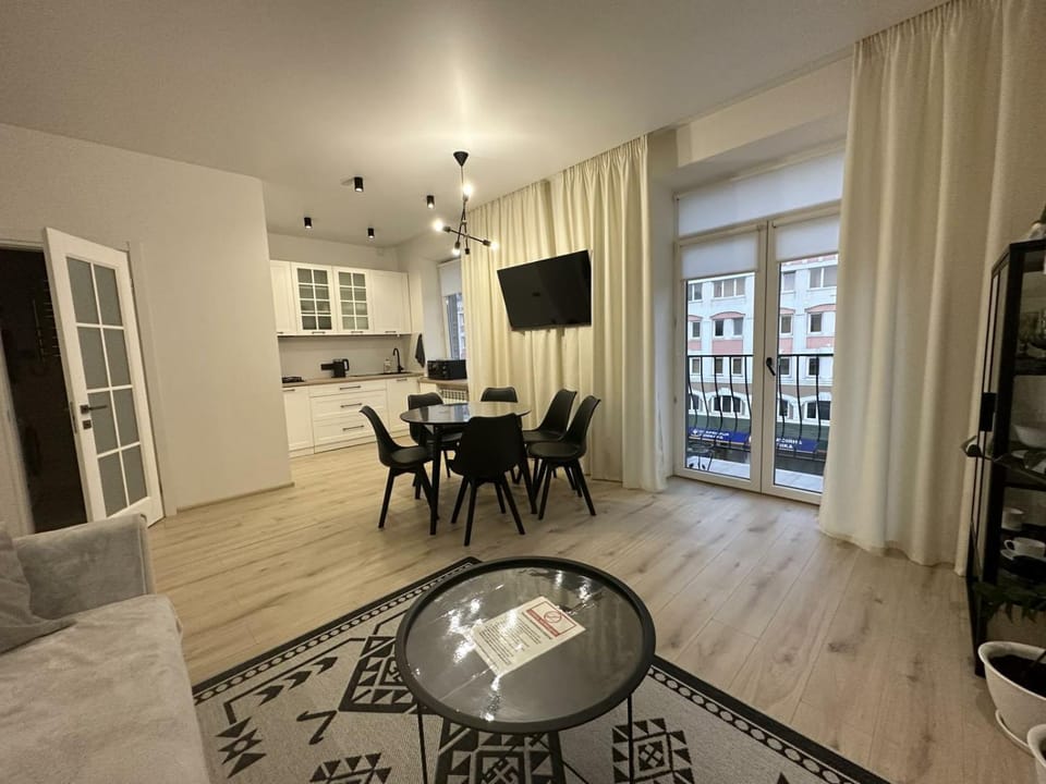 Communal lounge/ TV room, TV and multimedia, Kitchen or kitchenette, Living room, Seating area, Dining area, air conditioner