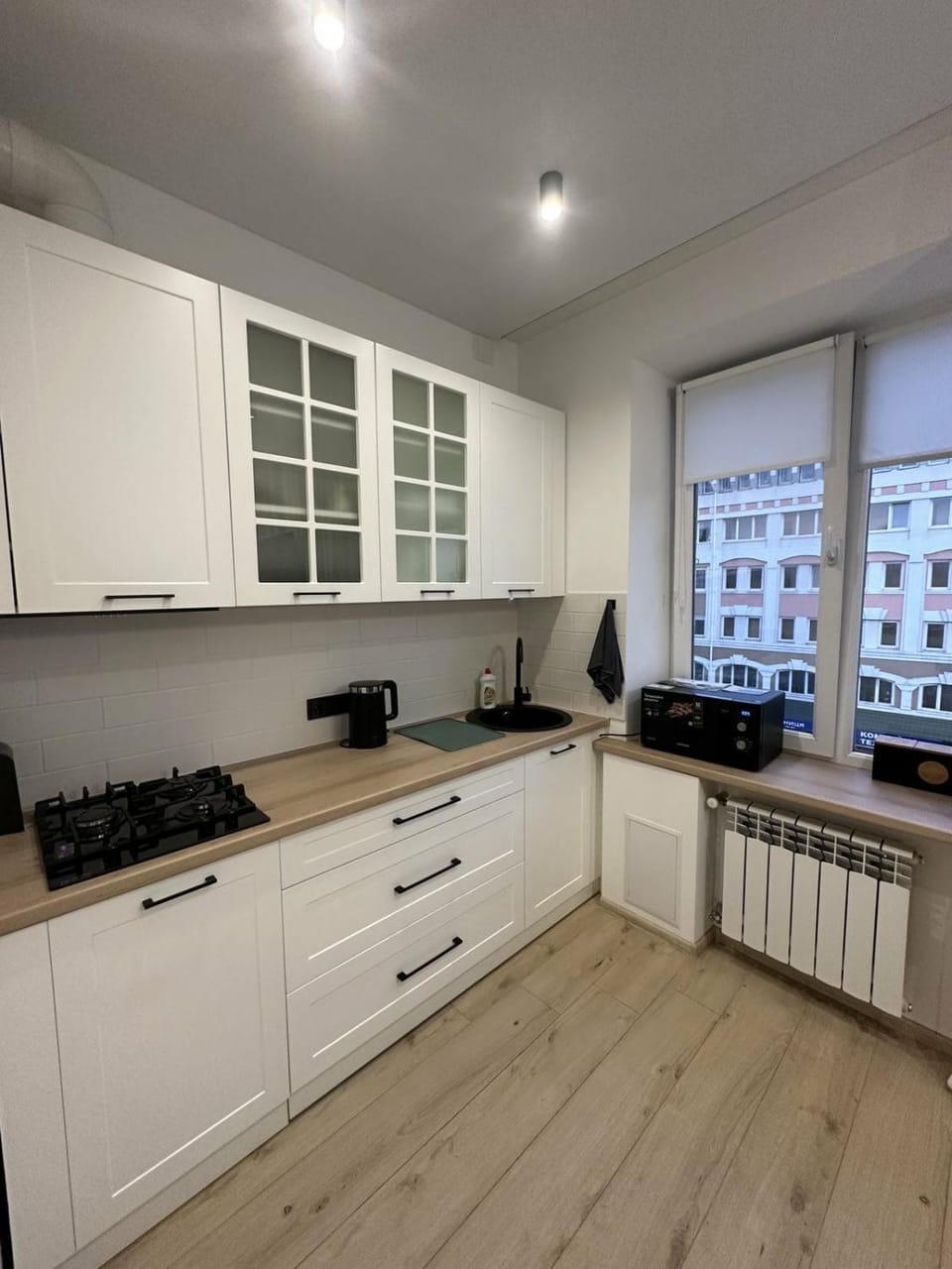 Kitchen or kitchenette, minibar, stove