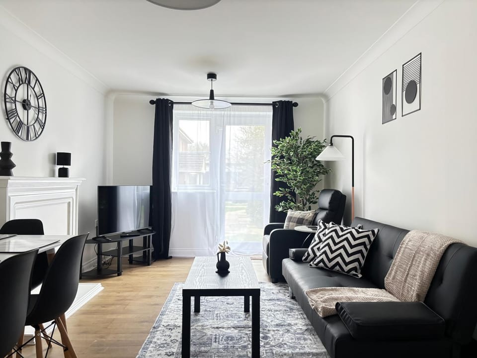 TV and multimedia, Living room, Seating area, Dining area, internet, internet