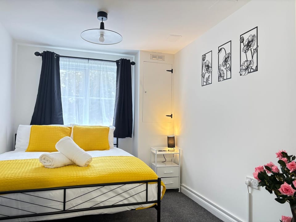 Bed, Photo of the whole room, Bedroom, Entertainment, internet, internet, towels, towels, wardrobe