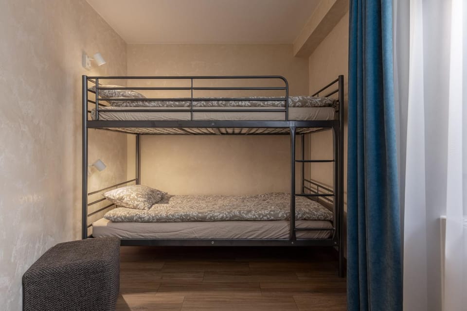 Bedroom, bunk bed