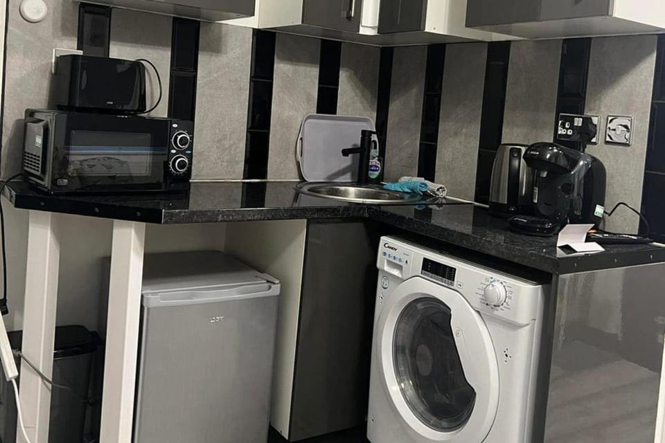 Studio - Sleeps 2 - Acton Park and Stn Close Apartment in London Borough of Ealing