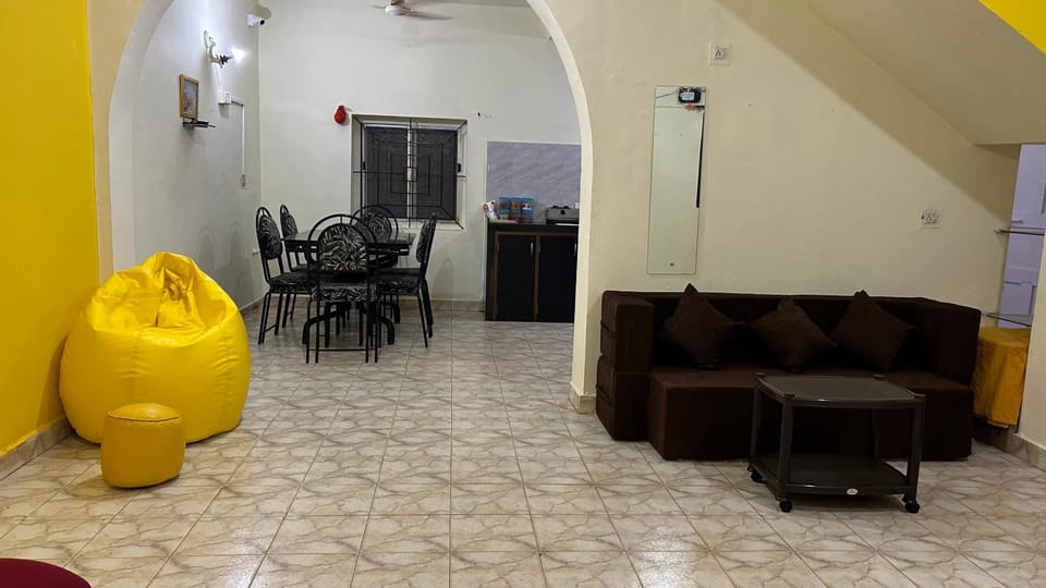 Communal lounge/ TV room, Kitchen or kitchenette, Living room, Seating area, Dining area