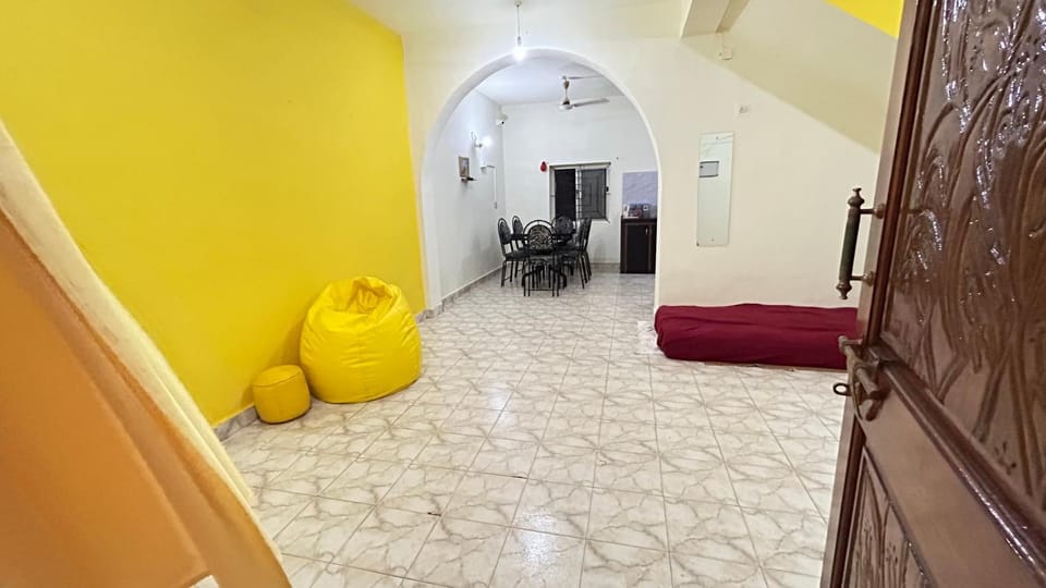 Bed, TV and multimedia, Living room, Seating area