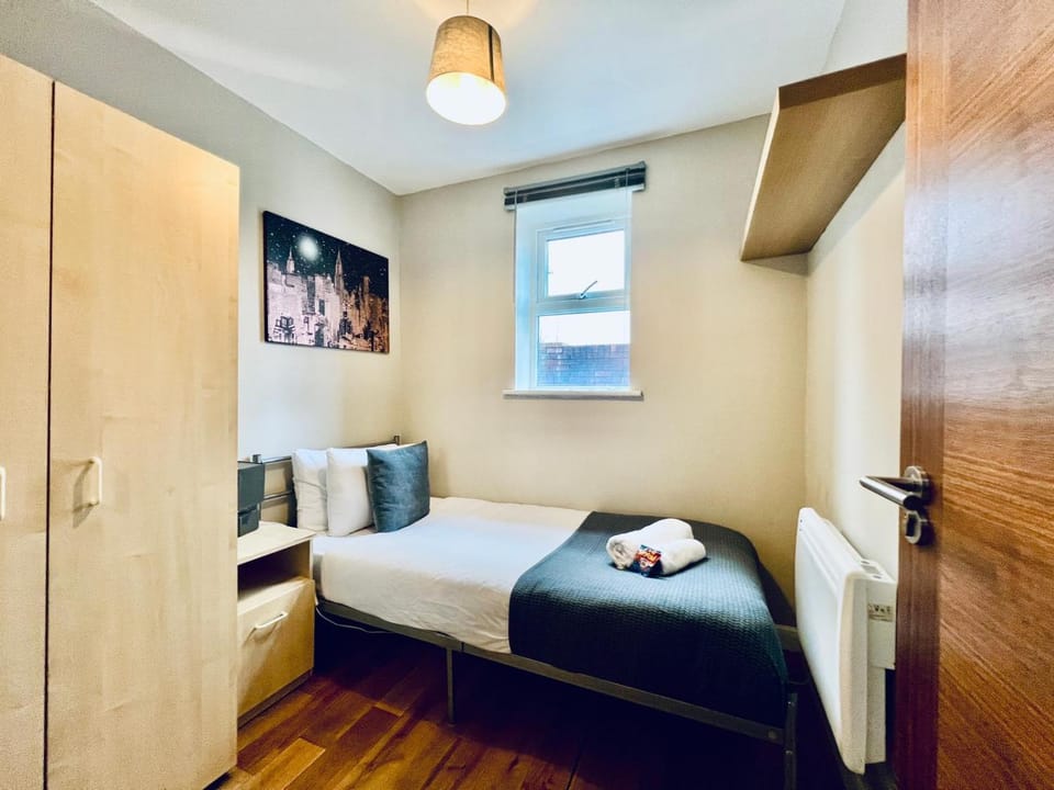 Bed, Photo of the whole room, Bedroom, internet, towels, wardrobe