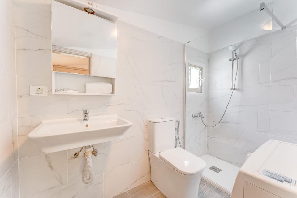 Shower, Bathroom, towels, washing machine